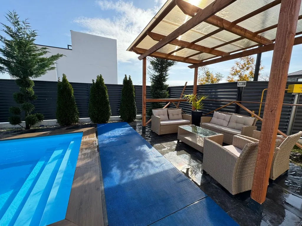 Дом с баней и теплым бассейном