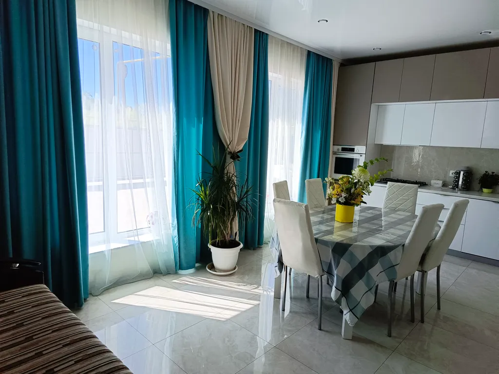 Уютный дом у реки