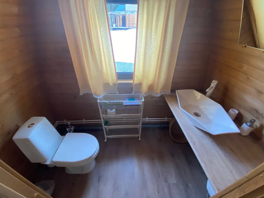 Арочный домик на краю леса без душа