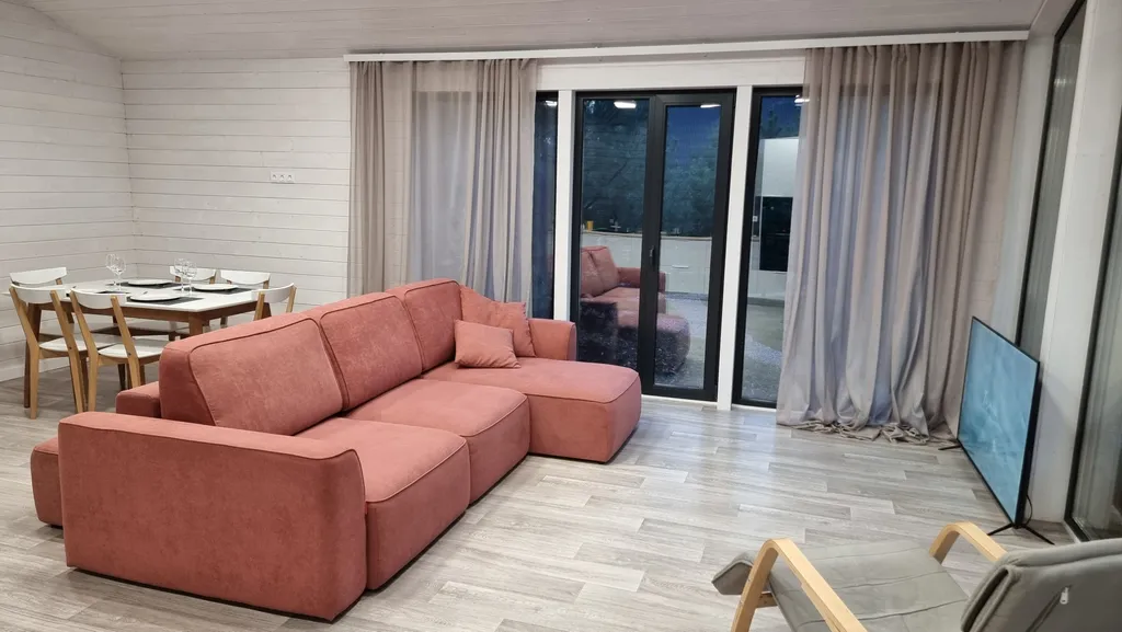 Коттедж Стильный барнхаус с горячей купелью фурако с видом на воду — Можайск