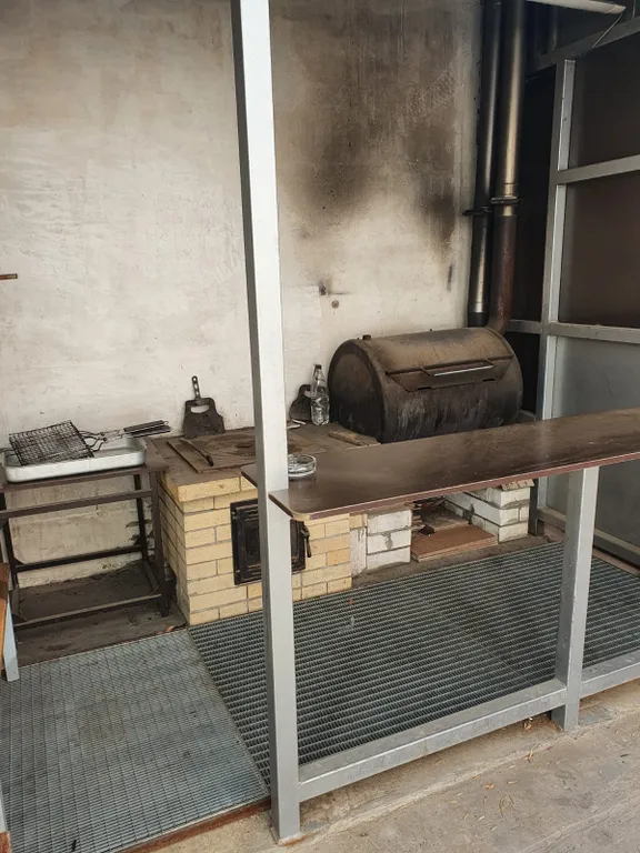 Комфортная студия с двуспальной кроватью и кухней на первом этаже