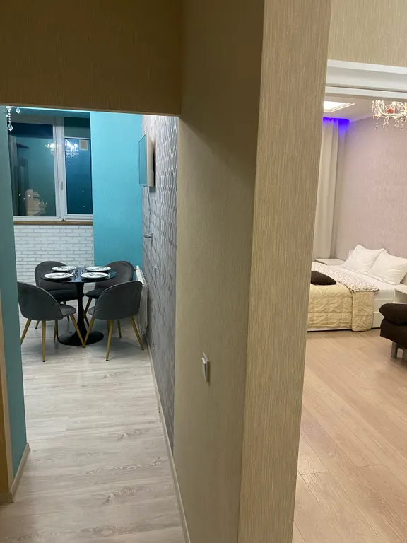 Стильная квартира с разноплановым освещением