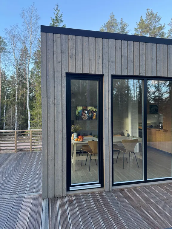 Дом в лесу рядом с озером