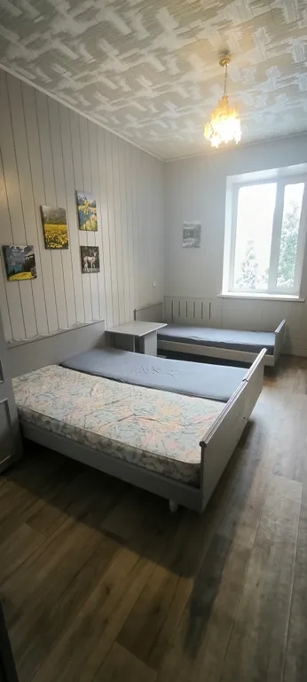 Коттедж у пруда в окружении леса