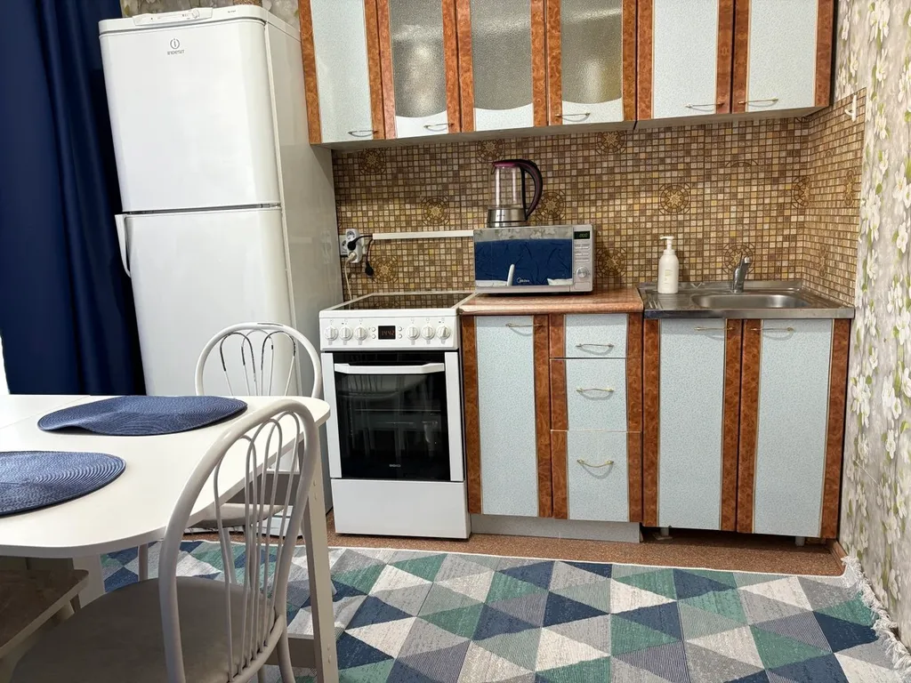 Квартира напротив Ледового дворца и областной больницы .