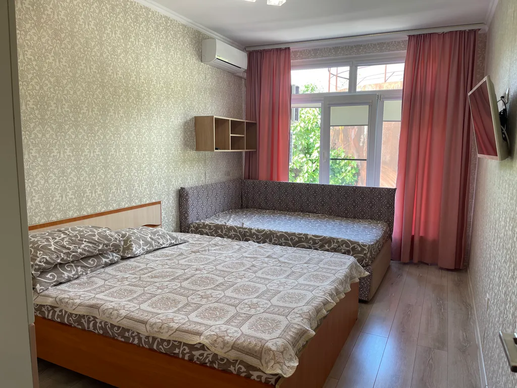 Коттедж 3 этажа, 4 комнаты.. В центре п. Небуг.