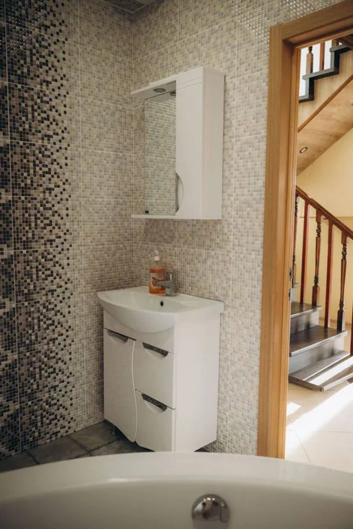 2-х этажный дoм на бepeгу oзeра Большoй Кpемeнкуль