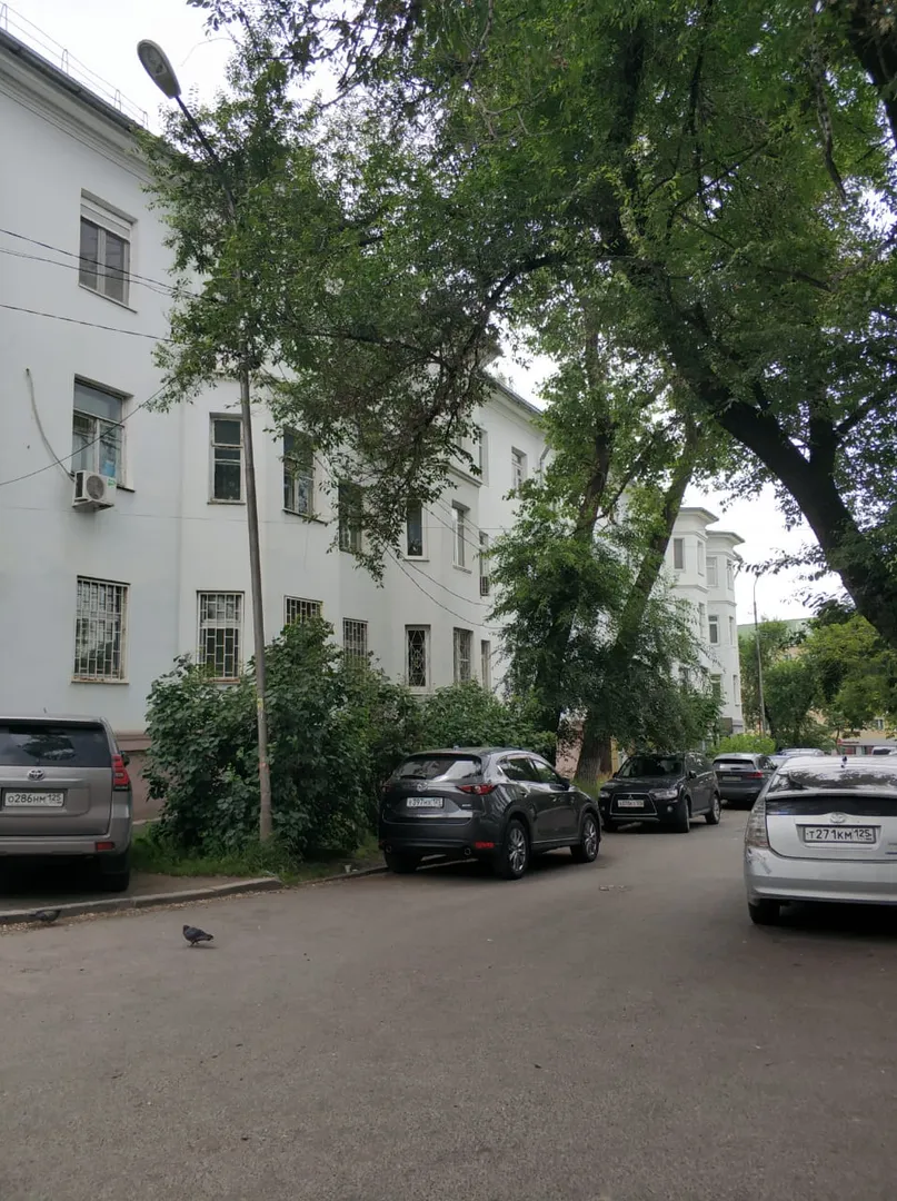 Дом находится вблизи двух транспортных развязок, позволяющих вам объехать пробки