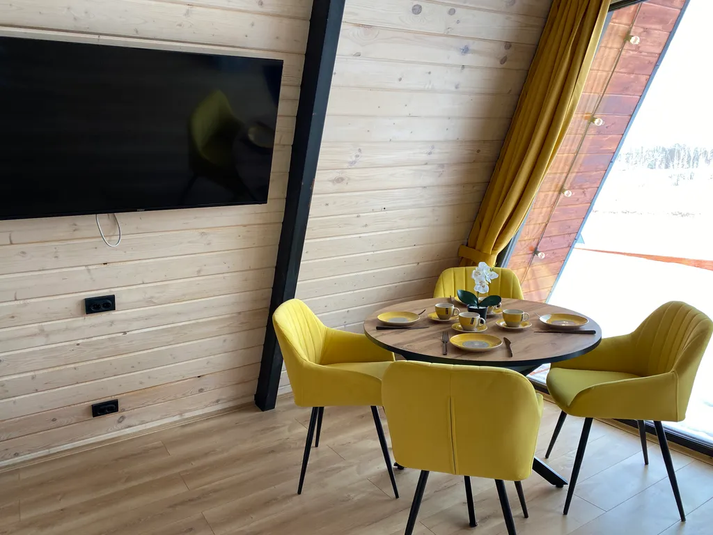 Треугольный дом A-фрейм с панорамными окнами Космос