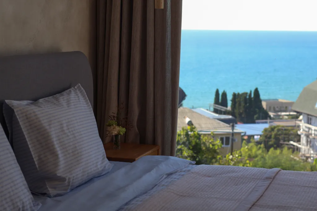 Светлый коттедж с видом на море