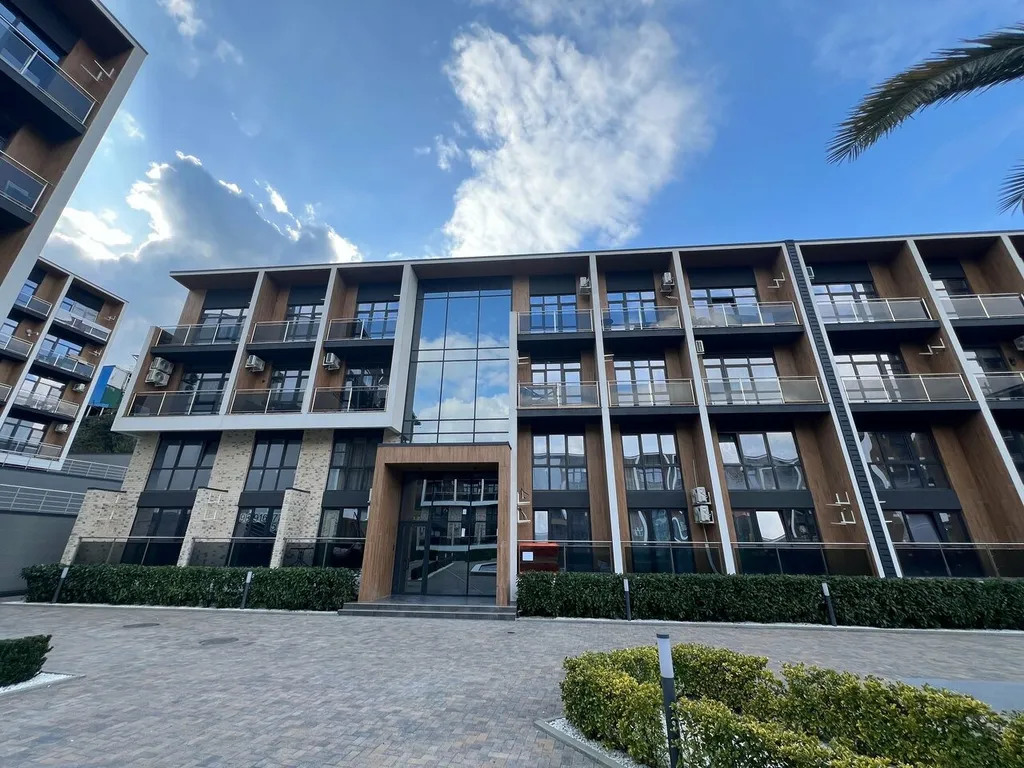 Апартаменты с балконом и бассейном на территории