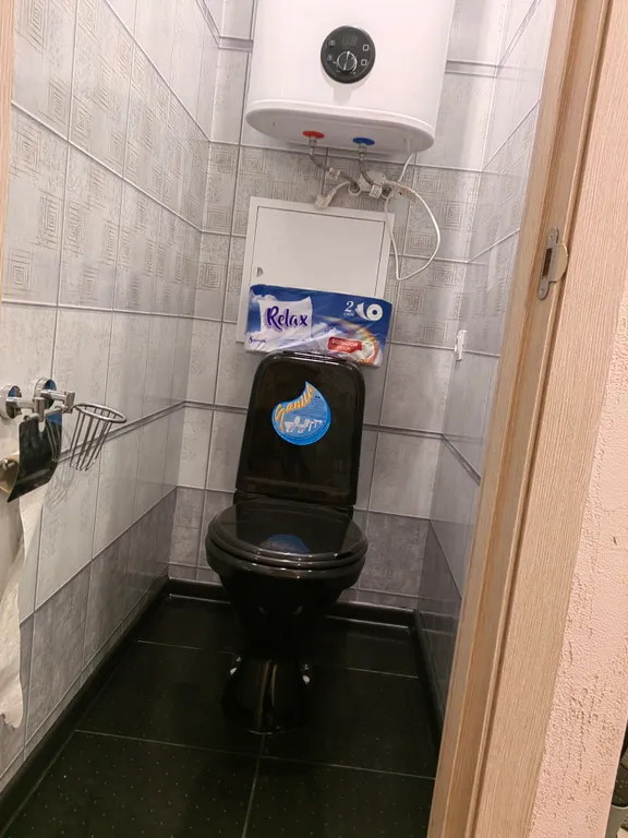 Уютная квартира, рядом склон, бассейн, магазины, парк.