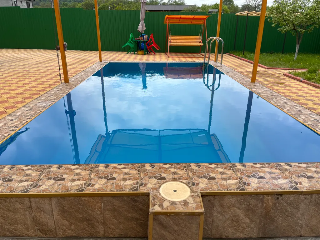 Двухэтажный дом с бассейном, верандой и видом на горы