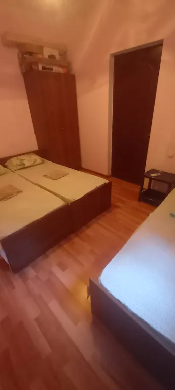 Комната в частным доме с видом в сад