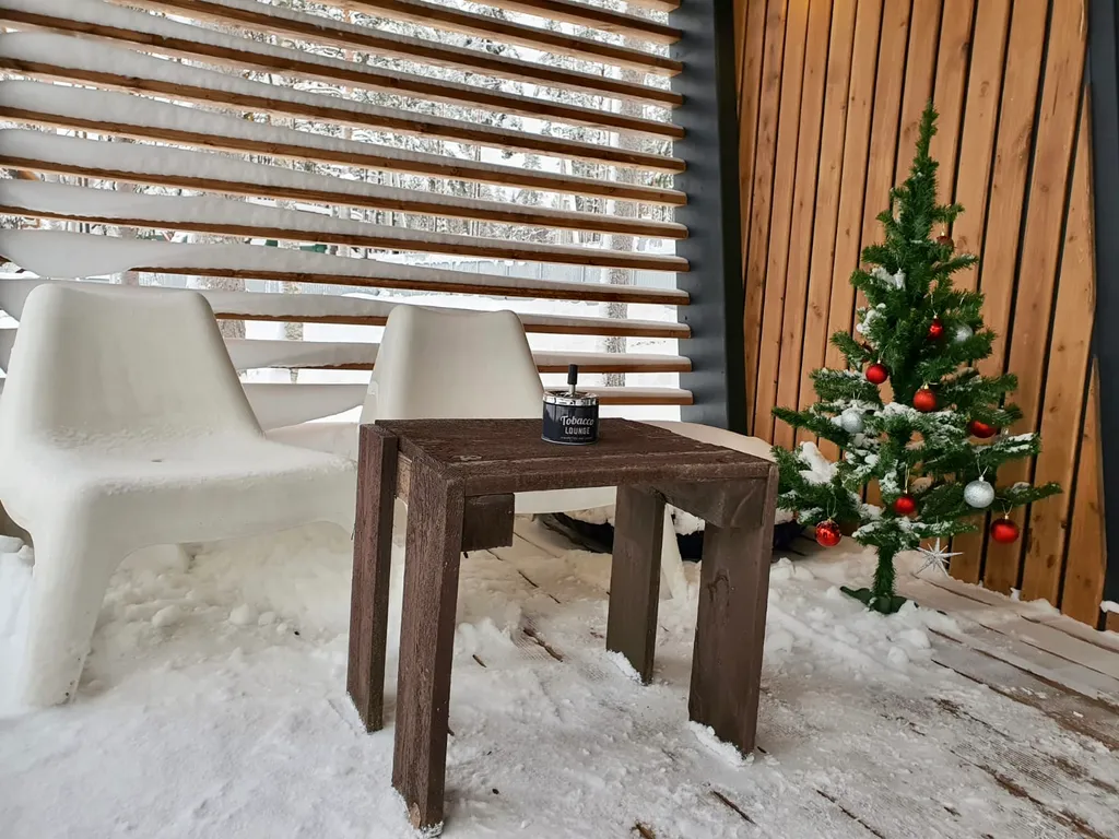 Атмосферный домик рядом с озером и лесом