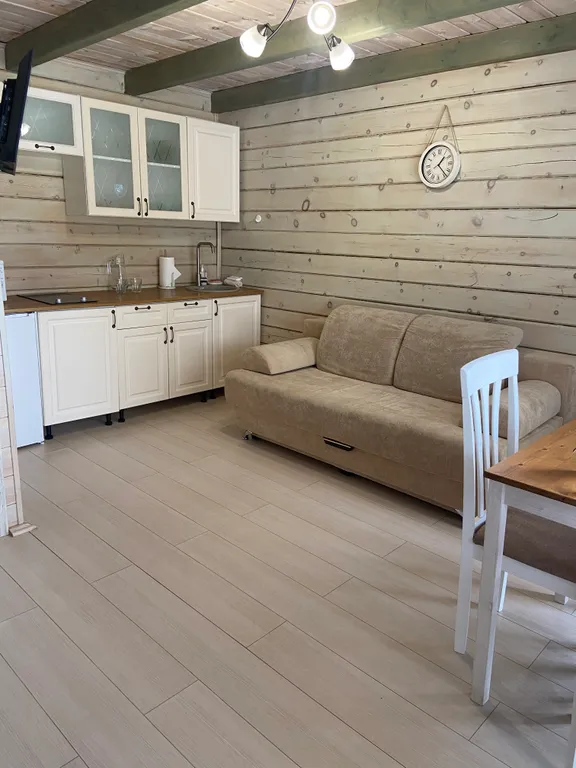 Уютный кедровый отдельностоящий двухэтажный коттедж с видом на горы