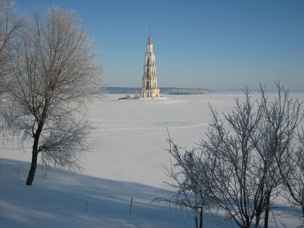 Дом на берегу волги, с видом на затопленную колокольню
