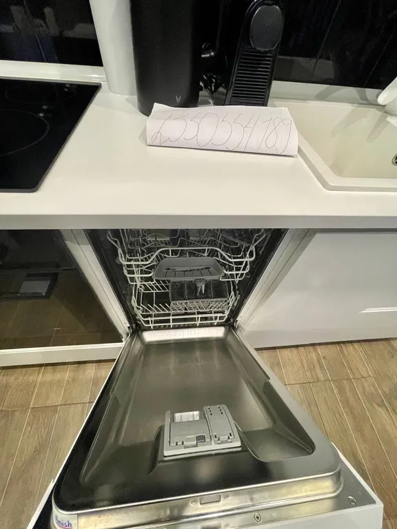 Просторная студия с выделенной спальней в центре