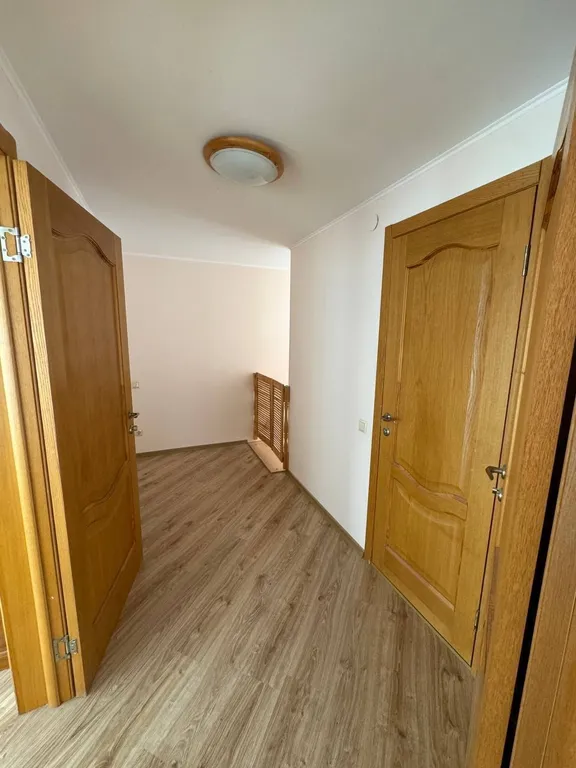 Белый коттедж на первой линии моря