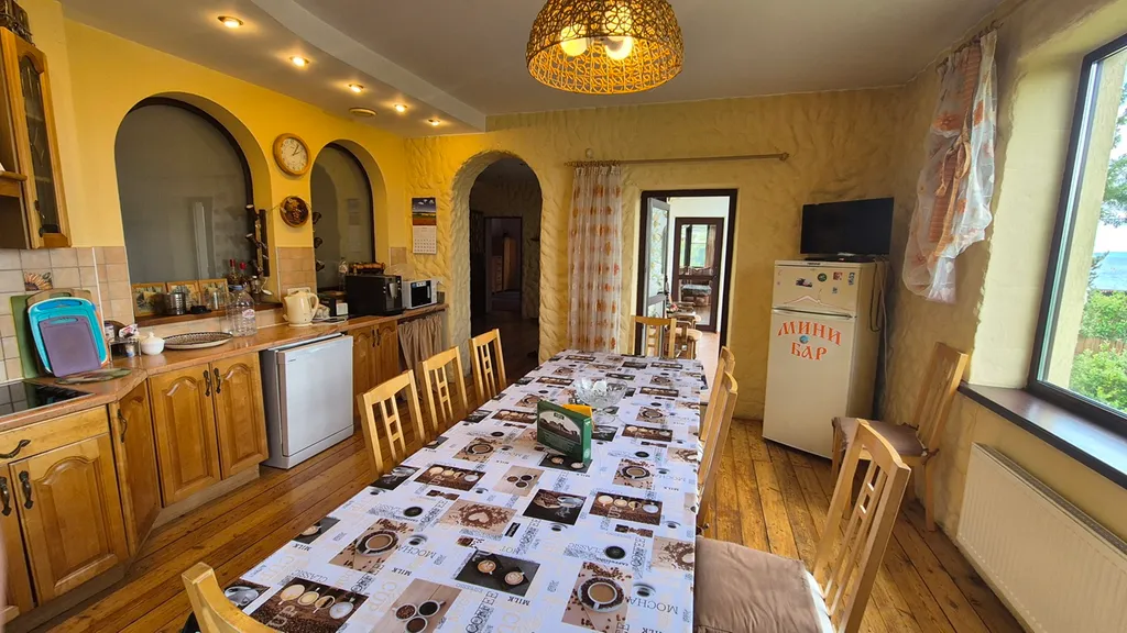 Дом на берегу волги, с видом на затопленную колокольню