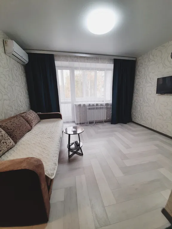 Квартира рядом с Ледовым комплексом Кристалл, бассейном Нефтяник