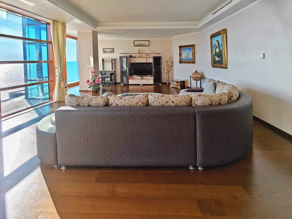 Шикарная видовая квартира в Золотой Бухте