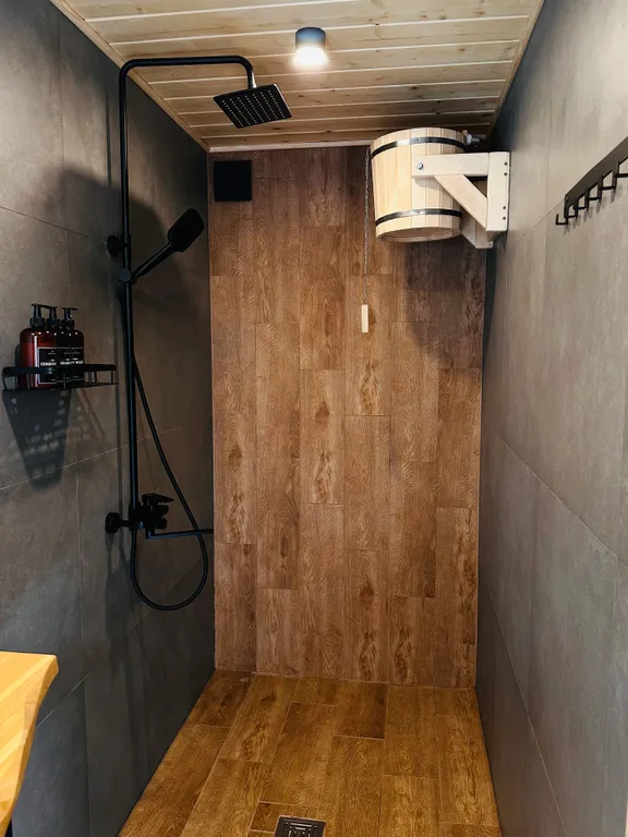 Дом с баней и банным чаном на краю соснового леса