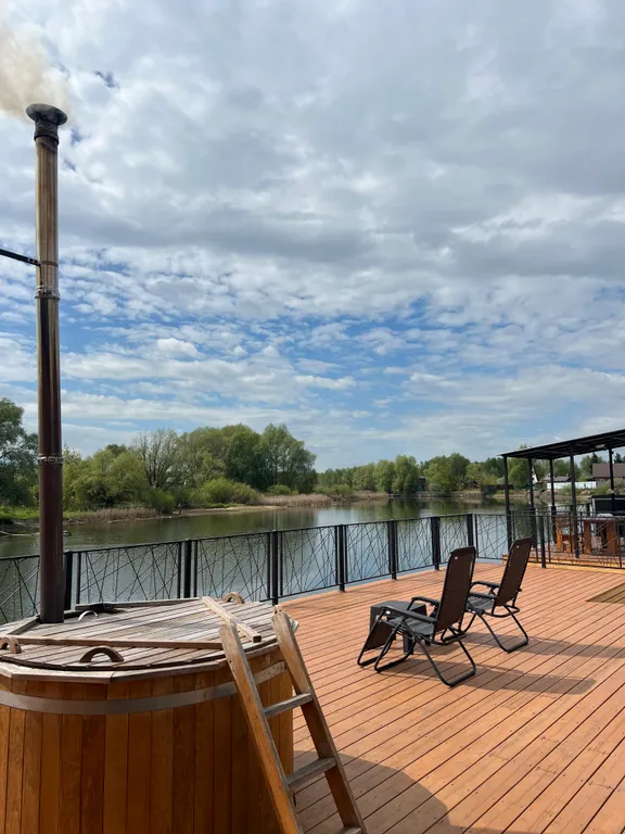 Уютный дом у реки недалеко от города с настоящим дровяным камином