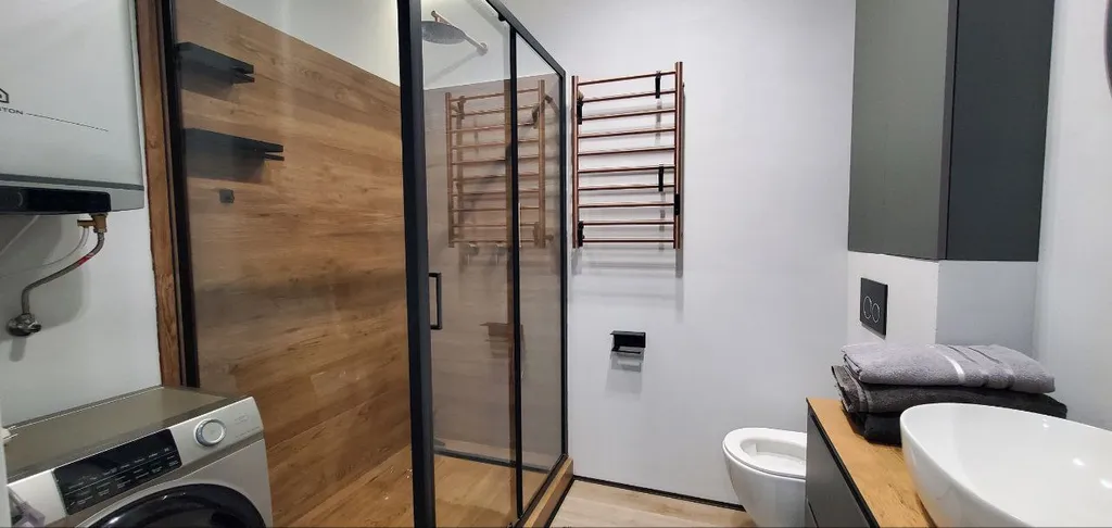 Современные апартаменты в живописном месте Ялты с видом на море