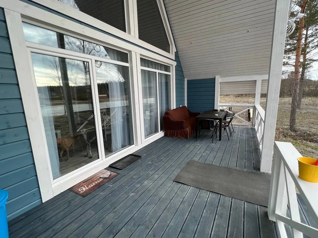 Панорамный коттедж в морском стиле с видом на озеро