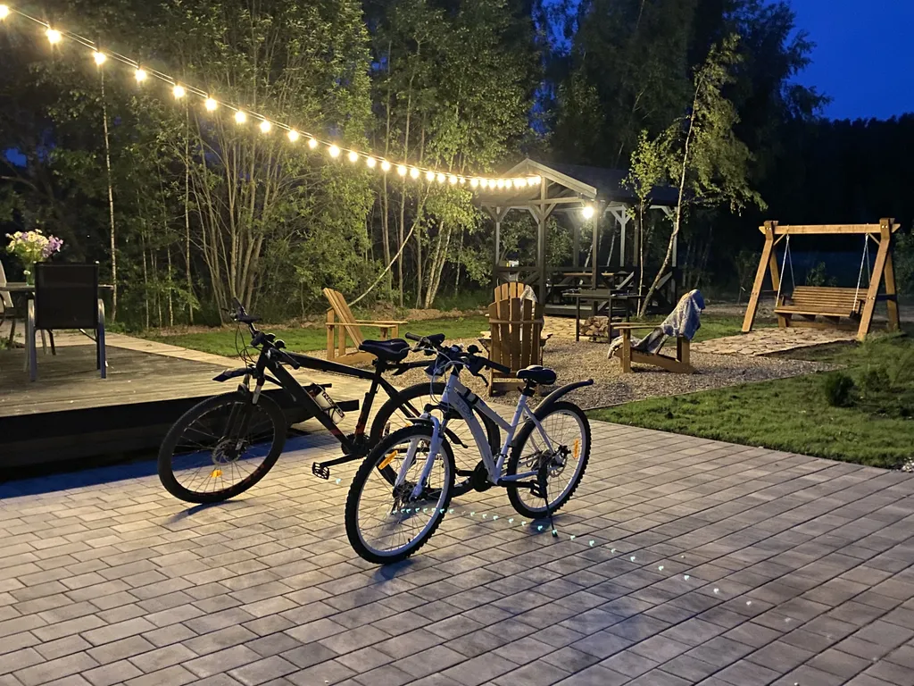 Домик ЕЖЕВИКА. Большой пруд с пляжем в глэмпинге "Усадьба Ягодное".