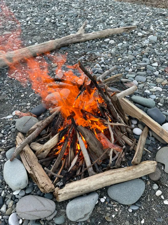 Маяк и море через дорогу