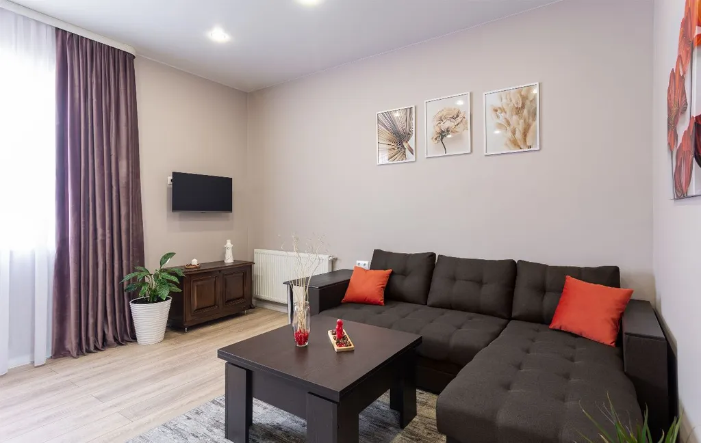 Домик коралл с бассейном в центре