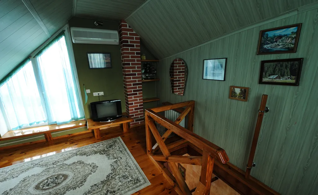 Дом с балконом, видом на море у пляжа и Воронцовского дворца