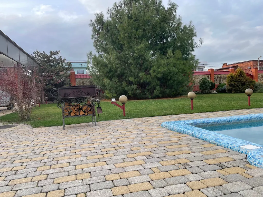 Красивый дом с баней и бассейном