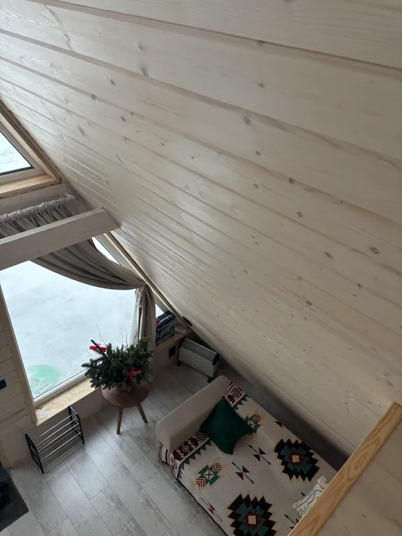 А-фрейм в лесу с банным чаном