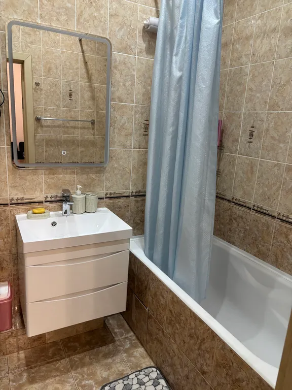 Уютная, чистая квартира в удобном районе, имеется водонагреватель.