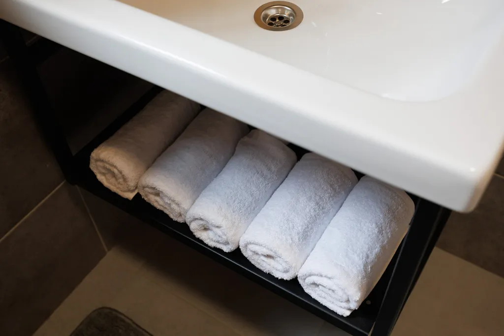 Красивый дом в ёлках