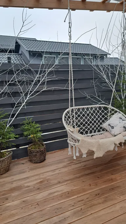 Белый дом на тихой улочке