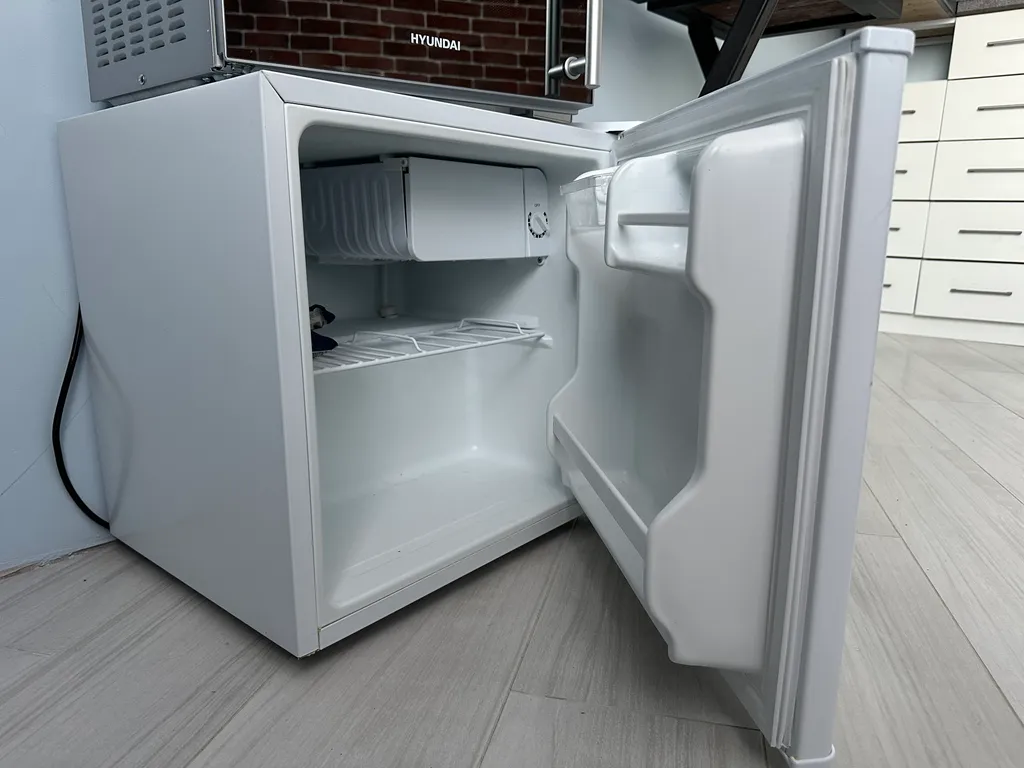 Уютная приятная комната с видом на город