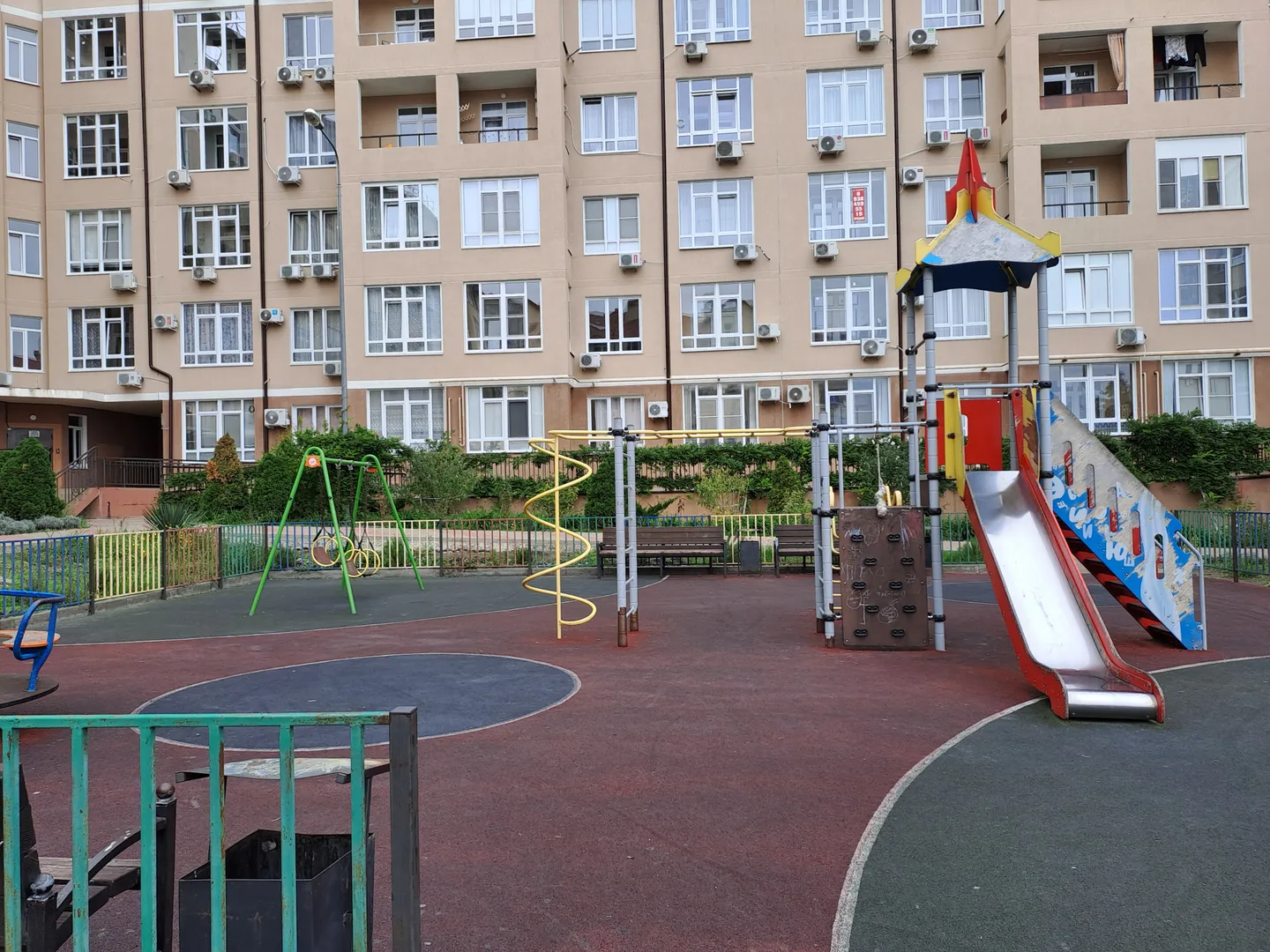 Детская площадка во дворе Детская площадка во дворе