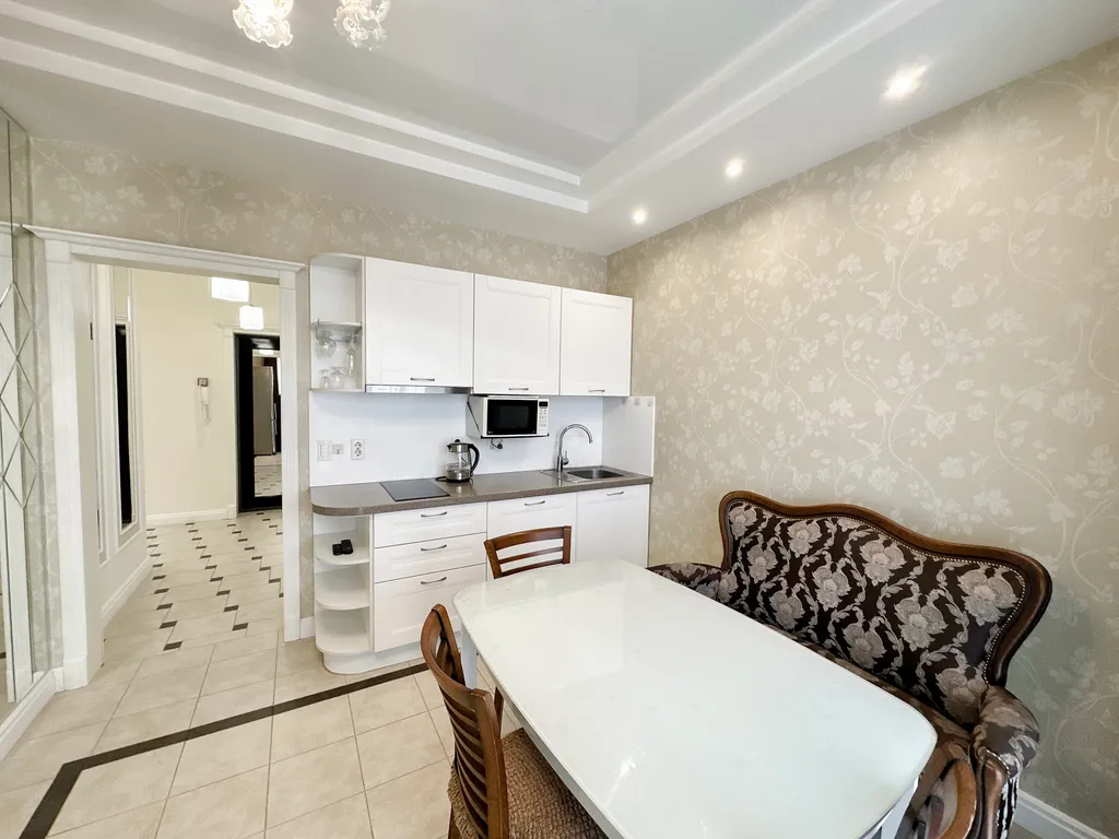 Апартаменты с панорамными окнами на залив