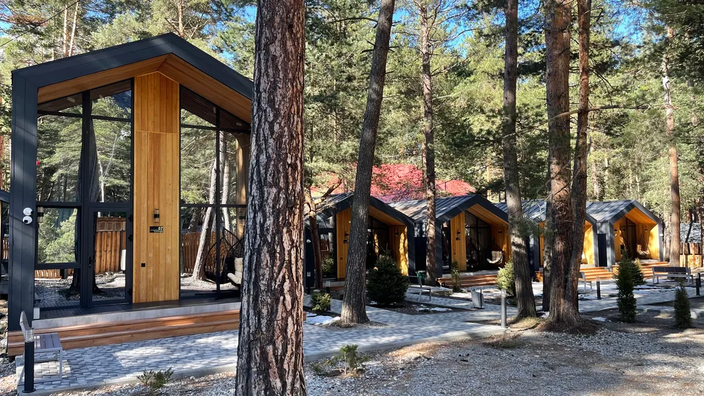 Двухуровневый дом с огромным витражным окном и видом на горы