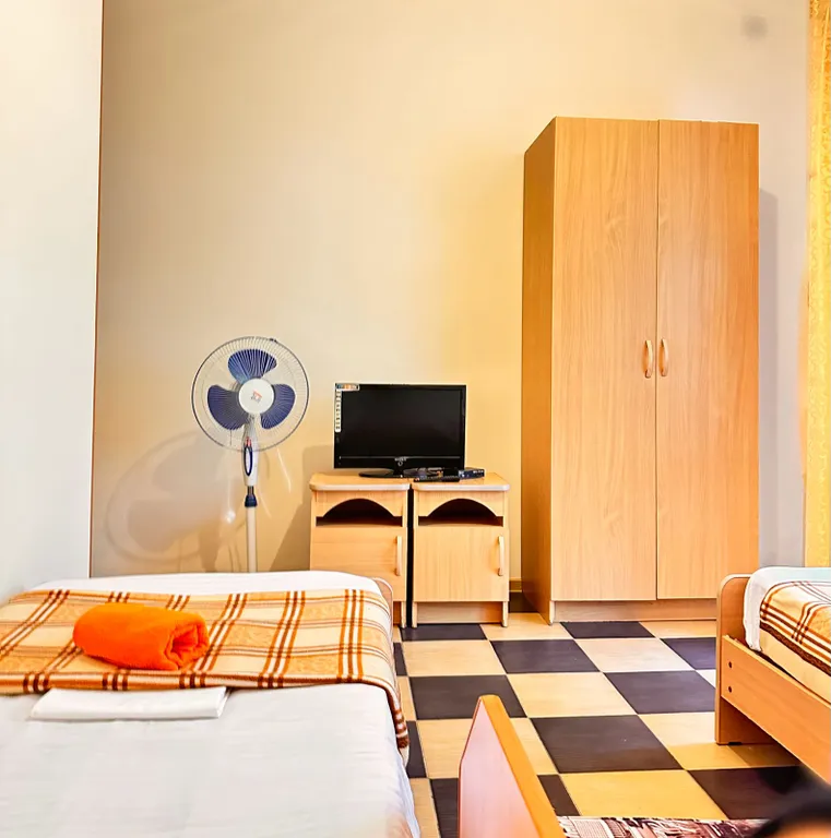 Прохладная комната в зелёном дворе