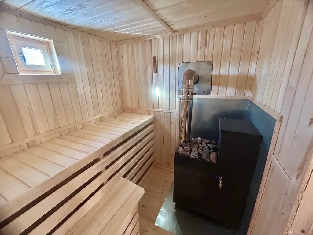 Дом A-frame с сибирским чаном на бревнах