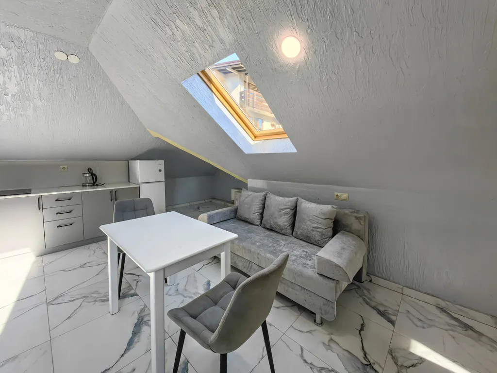 Мансардная студия с частичным видом на горы