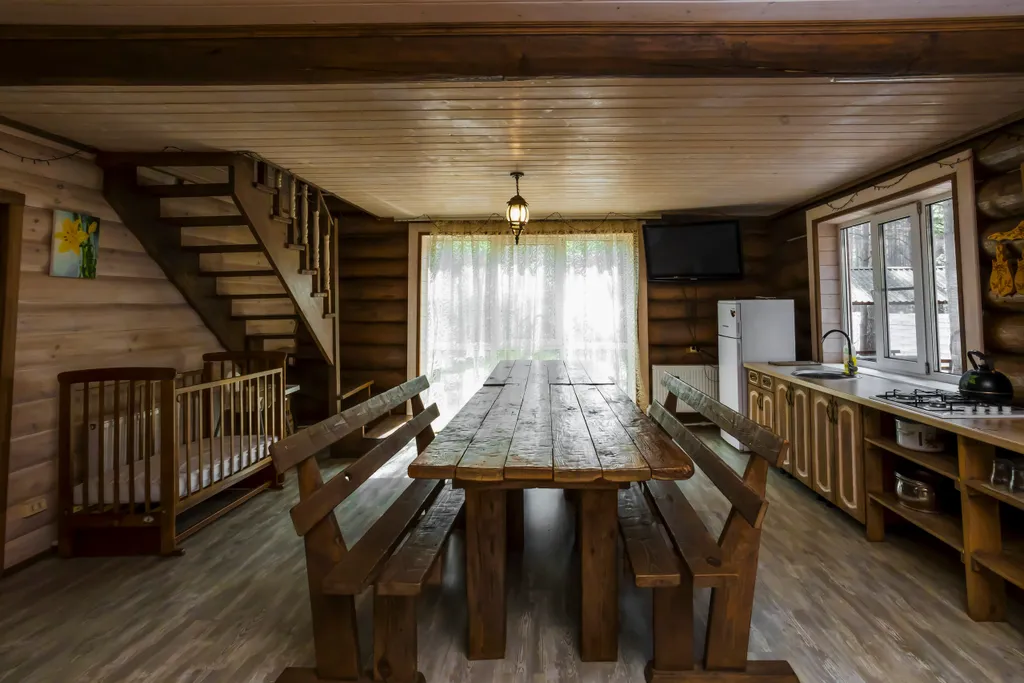 Большой дом для 16 человек в лесу на берегу реки