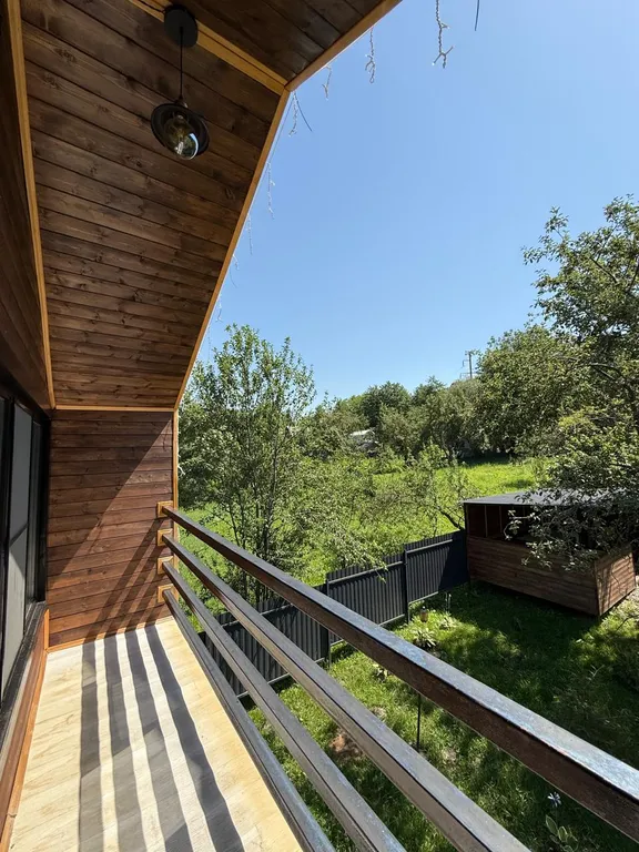 Двухэтажный коттедж с видом на лес