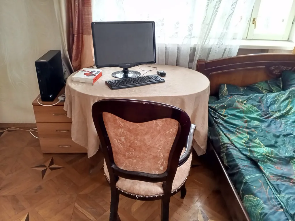 Розовая комната с персональным компьютером