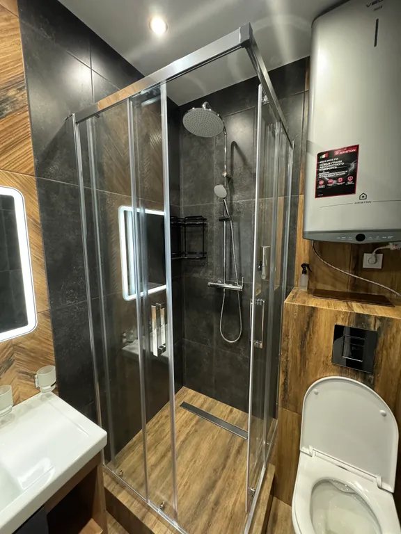 Квартира в стиле лофт с отдельной спальной зоной и гардеробной